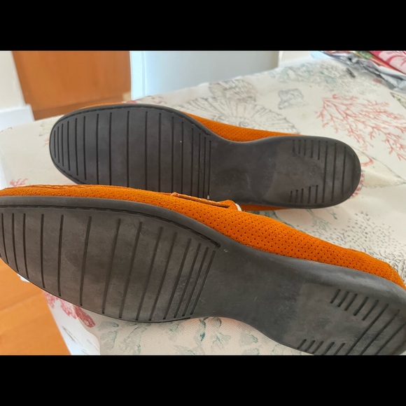Very nice orange suede loafers. Never used in brand new conditions. Size 10. - Picture 3 of 4